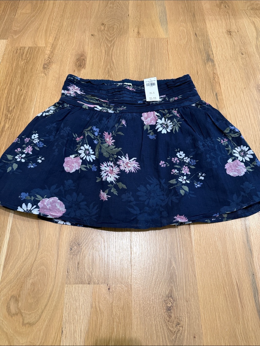 Abercrombie girls NWT Floral Navy Mini Skirt with Smocked Waist